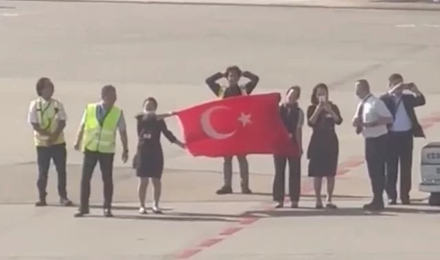 Dünya hayran kaldı! Japon çalışanlar Filenin Sultanları'nı Türk bayrağıyla uğurladı