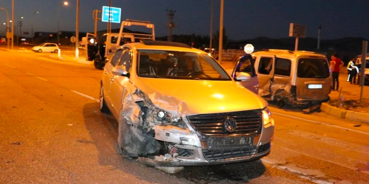 Niğde'de Feci Kaza! İki Otomobil Çarpıştı 6 Kişi Yaralandı
