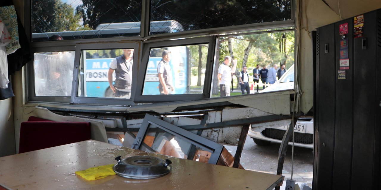 Taksi Üniversitenin Kulübesine Girdi, Güvenlik Görevlileri Yaralandı
