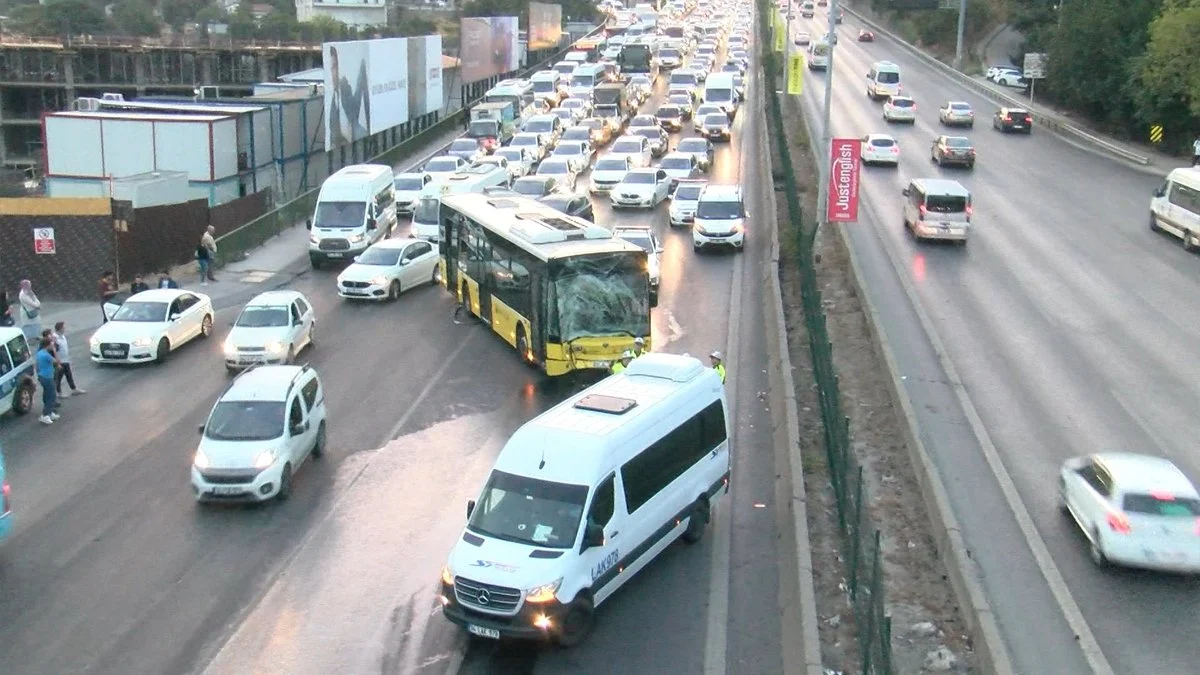 Kadıköy'de bu sabah trafiği kilitleyen kaza