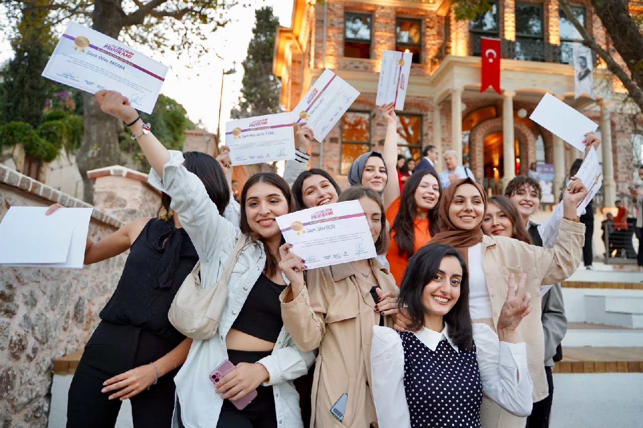 Büyüt Hayallerini Gelişim Projesi Tamamlandı: 100 Kız Öğrenci Sertifikasını Aldı