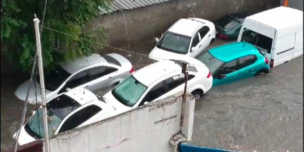 İstanbul'da korkutan Manzara! Araçlar Sele Kapıldı