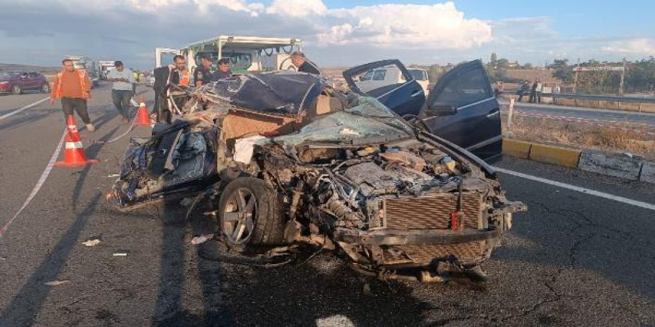 Feci Kaza Can Aldı! Hurdaya Dönen Otomobil 2 Kişiyi Hayattan Koparttı