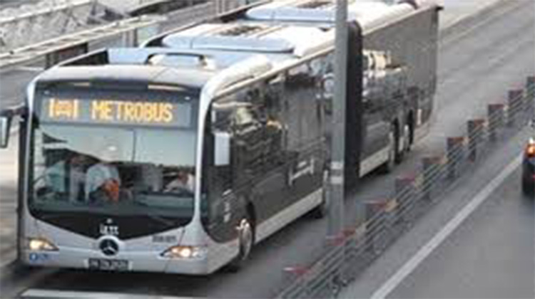 İstanbullular dikkat! Metrobüs güzergahları değişti...