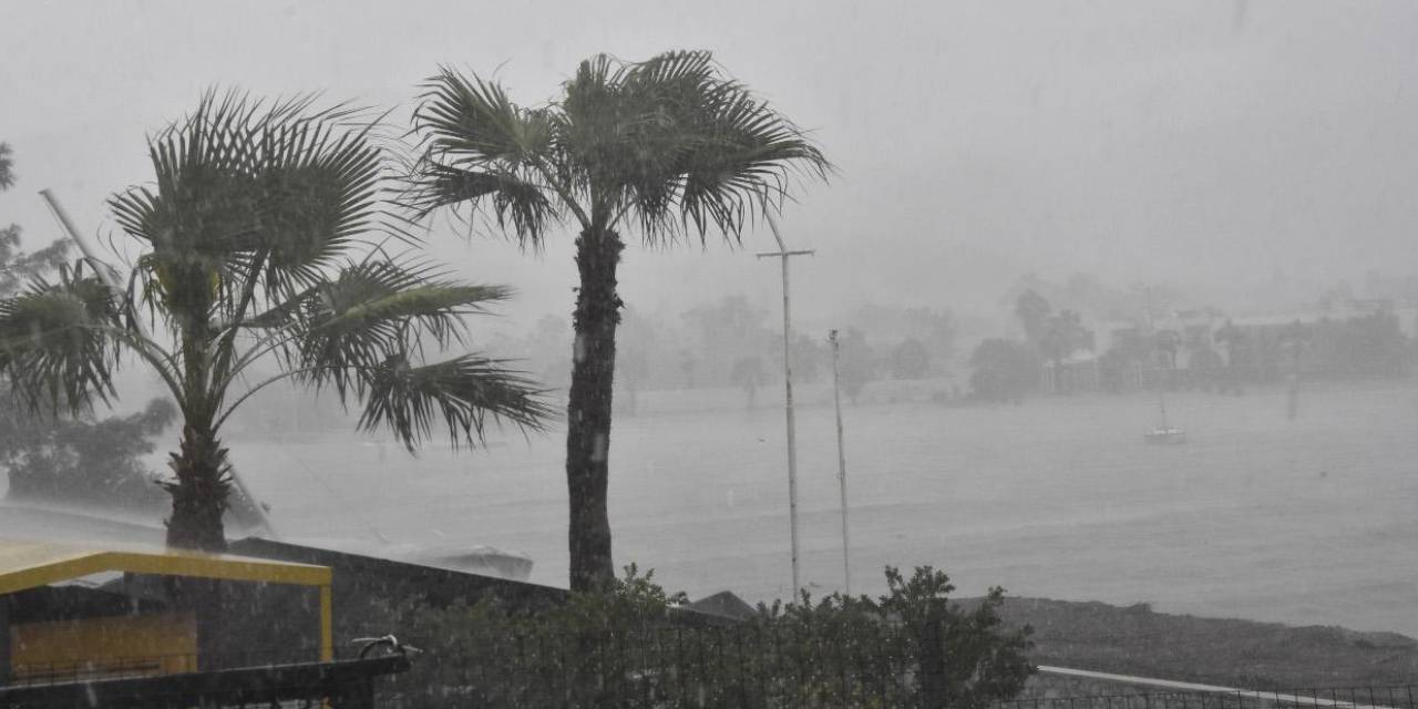 Kuvvetli Rüzgar Antalya'yı Sildi Süpürdü: Şemsiye ve Giysiler Uçtu