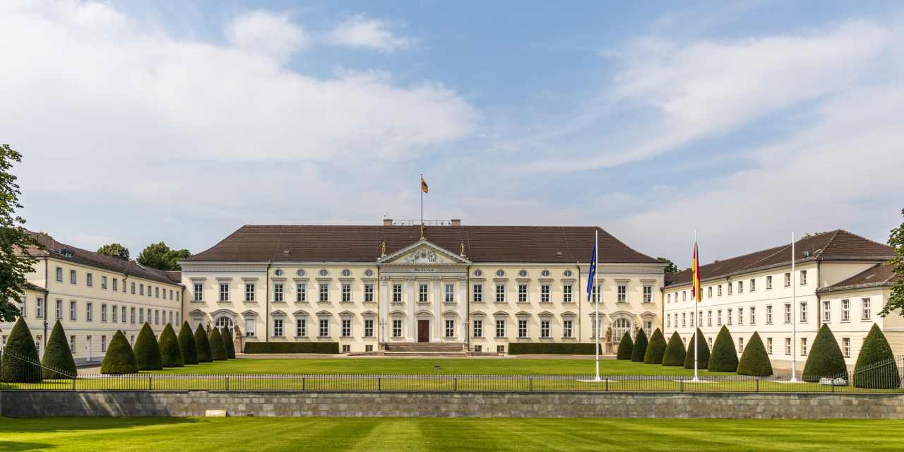 Okul binası diye Almanya'daki sarayın fotoğrafı kullanıldı, ülke karıştı