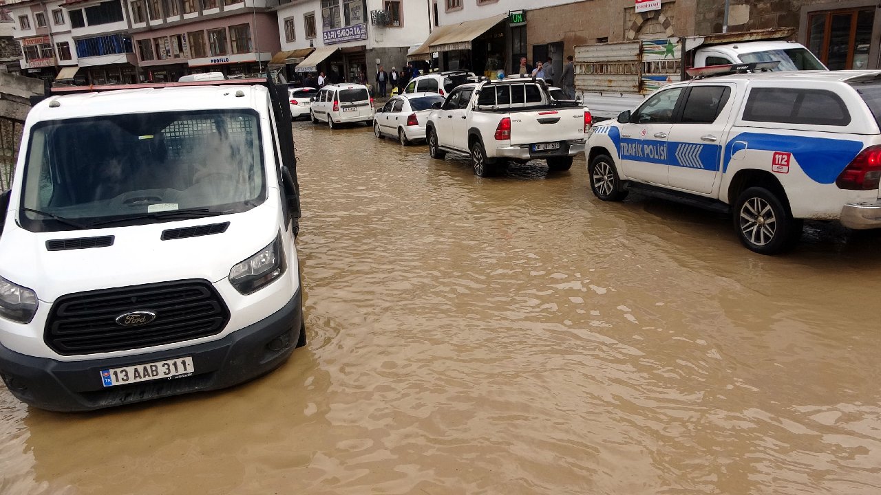 Bitlis ve Aksaray'da Sağanak Yağış Sele Döndü, Mahsur Kalanlar Kurtarıldı