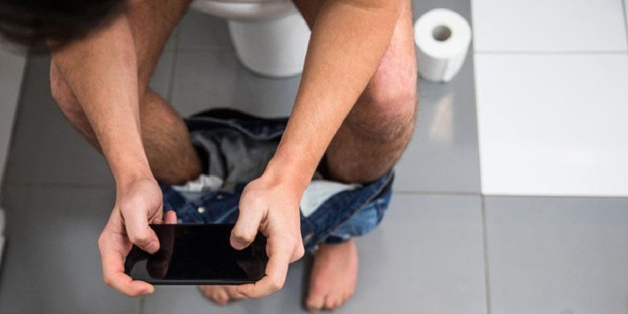Tuvalete Cep Telefonuyla Girenlere Doktorlardan Önemli Uyarı: Çatlatıp Sarkıtıyor!