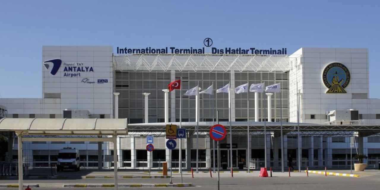Antalya Havalimanı Yeniden Uçuşlara Açıldı