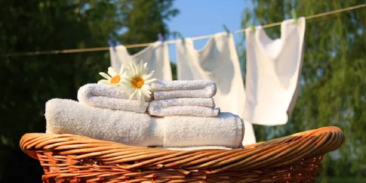 Zamanla sararan ve grileşen çamaşırları beyazlatmanın doğal bir çözümü var: