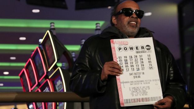 25 yıl aynı sayılarla loto oynadı, sonunda 343,9 milyon dolarlık ikramiyeyi kazandı