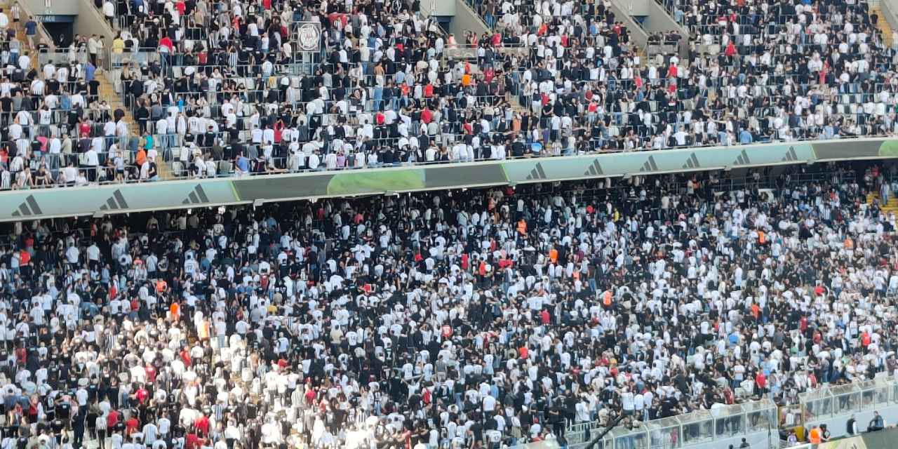 Beşiktaş - İstanbulspor maçına taraftarın protestosu damga vurdu: İlk 5 dakika tezahürat yapmadılar, sırtlarını sahaya döndüler