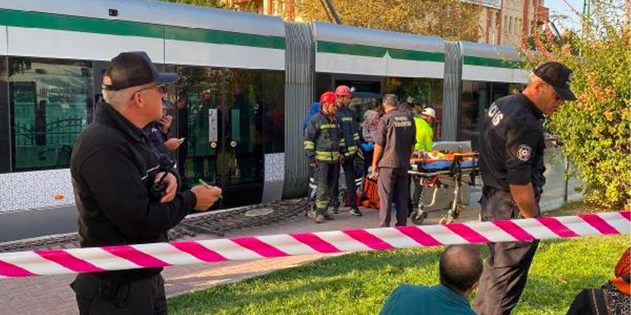 Kan Donduran Ölüm! Dengesini Kaybedip Düşen Kadın, Tramvay ve Kaldırım Arasında Sıkışarak Hayatını Kaybetti
