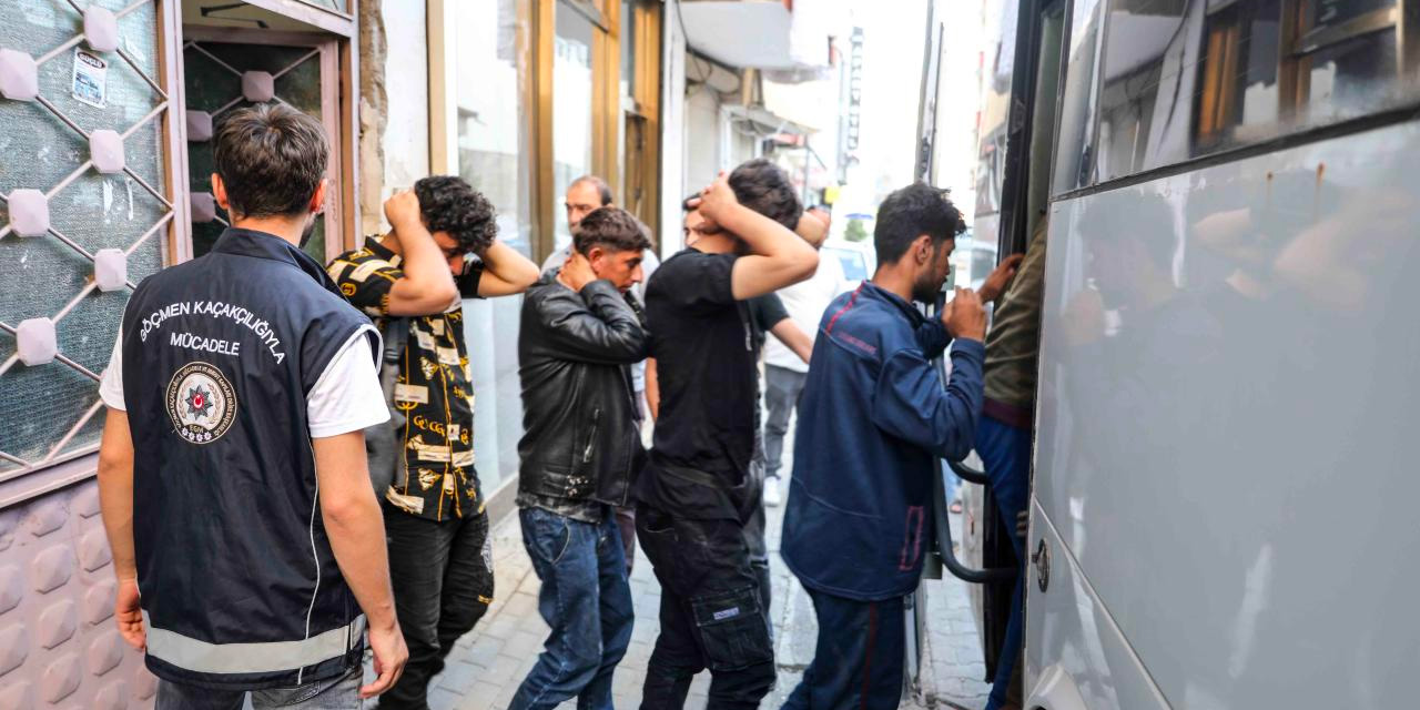 İzmir'de Dev Operasyon! Yüzlerce Göçmen Yakalandı, 12 Organizatör Tutuklandı