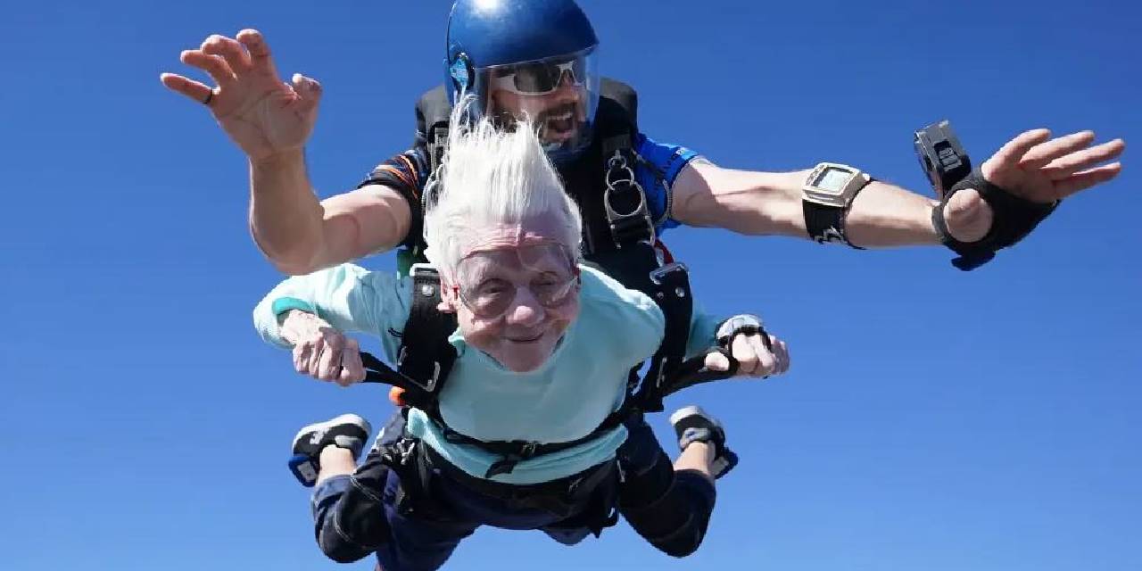 104 Yaşındaki Kadın Tam Da 109 Yaşındaki Komşusuna Hayatının Teklifini Yapacaktı! Başına Öyle Bir Şey Geldi Ki