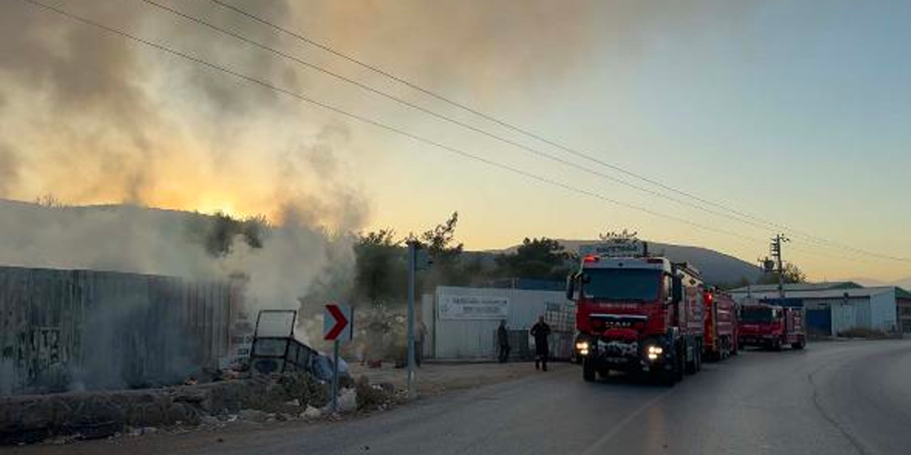İzmir'de Depo Yangını! Alevler Metrelerce Yükseldi