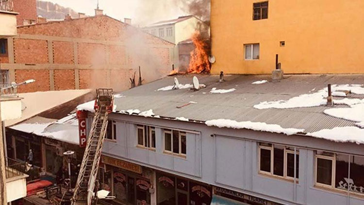 Bayburt'taki yangın CHP il binasına sıçradı!