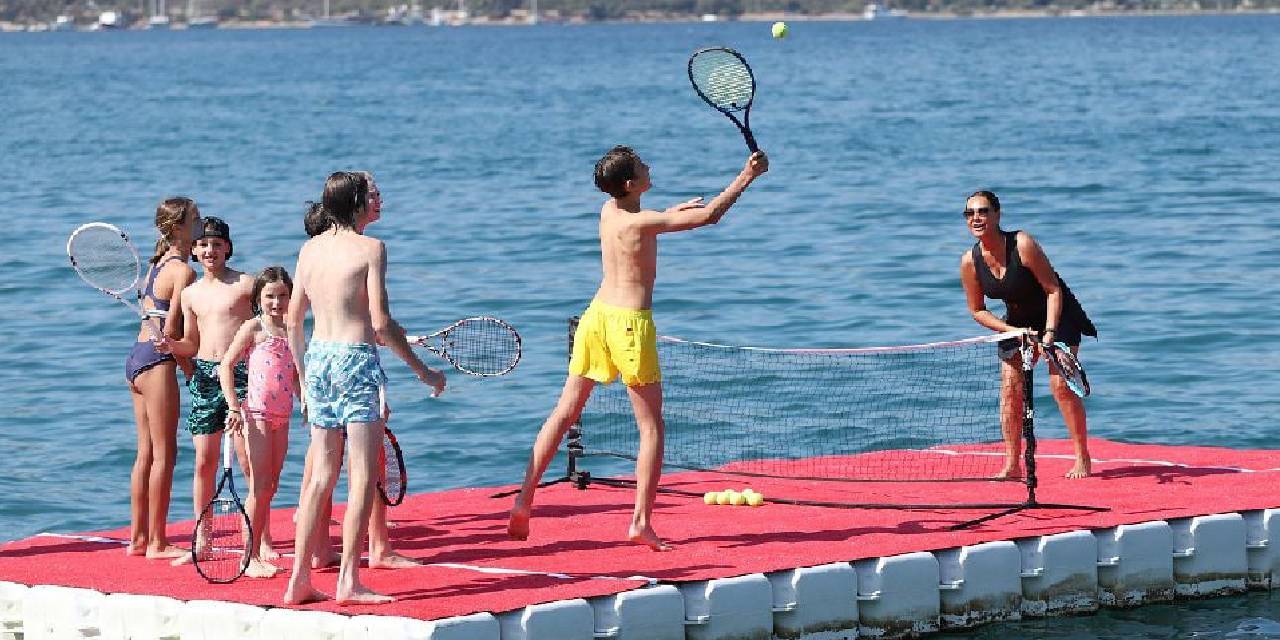 Hülya Avşar denizin ortasında tenis oynadı