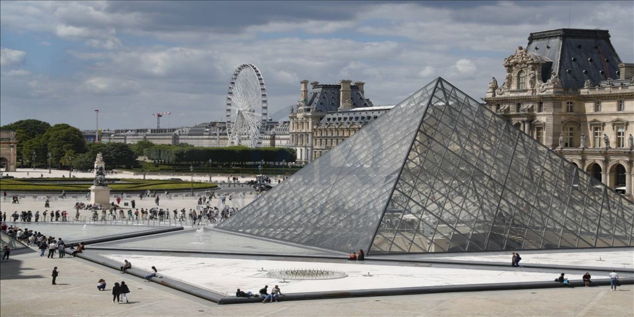 Paris'te Bomba Alarmı! Tarihi Yapılar Tahliye Ediliyor