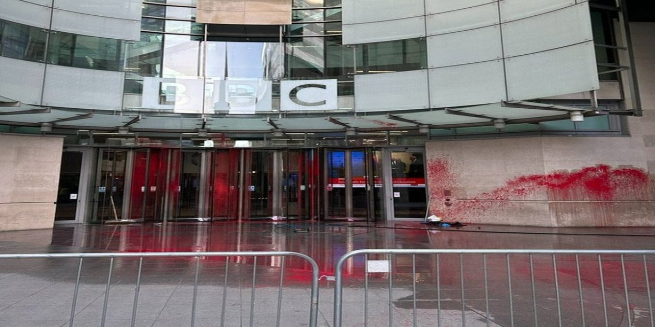 BBC'ye Kırmızı Boyalı Saldırı