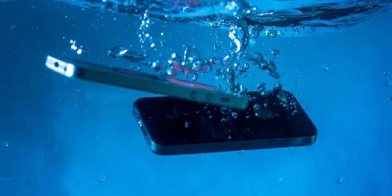 Akıllı telefonunuz suya düşerse ne yapmamalısınız?