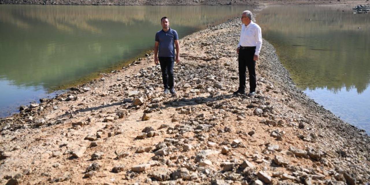 Belediye Başkanı Kuruyan Barajın Ortasına Yürüyüp, Çağrı Yaptı