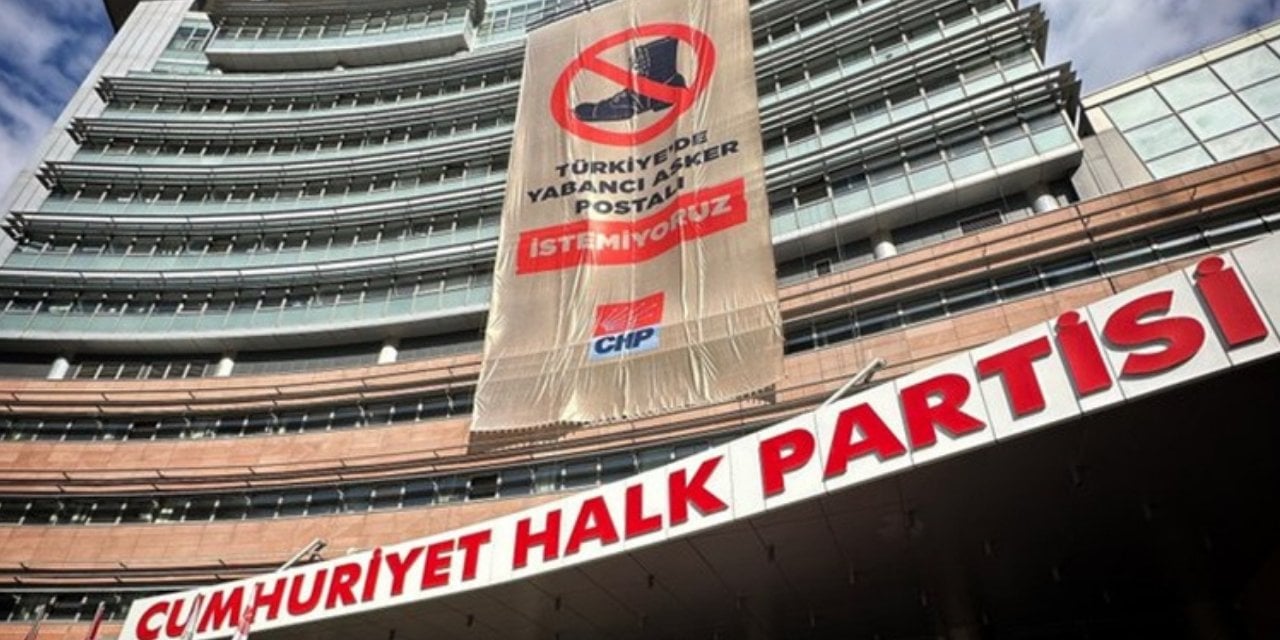 CHP Genel Merkezi'ne 'Tezkere' Pankartı