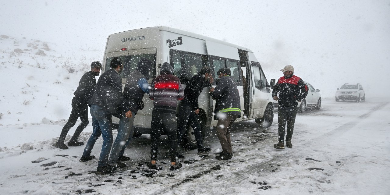Van'ı Kar Vurdu: Araçlar Yolda Kaldı!