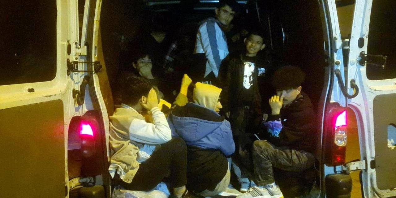 Durdurulan minibüsten 34 kaçak göçmen çıktı