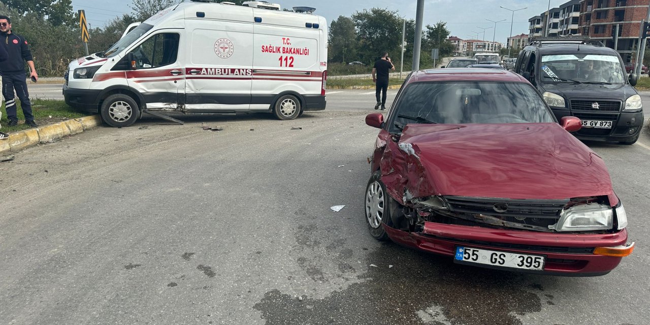 Ambulans İle Otomobil Çarpıştı: Yaralılar Var