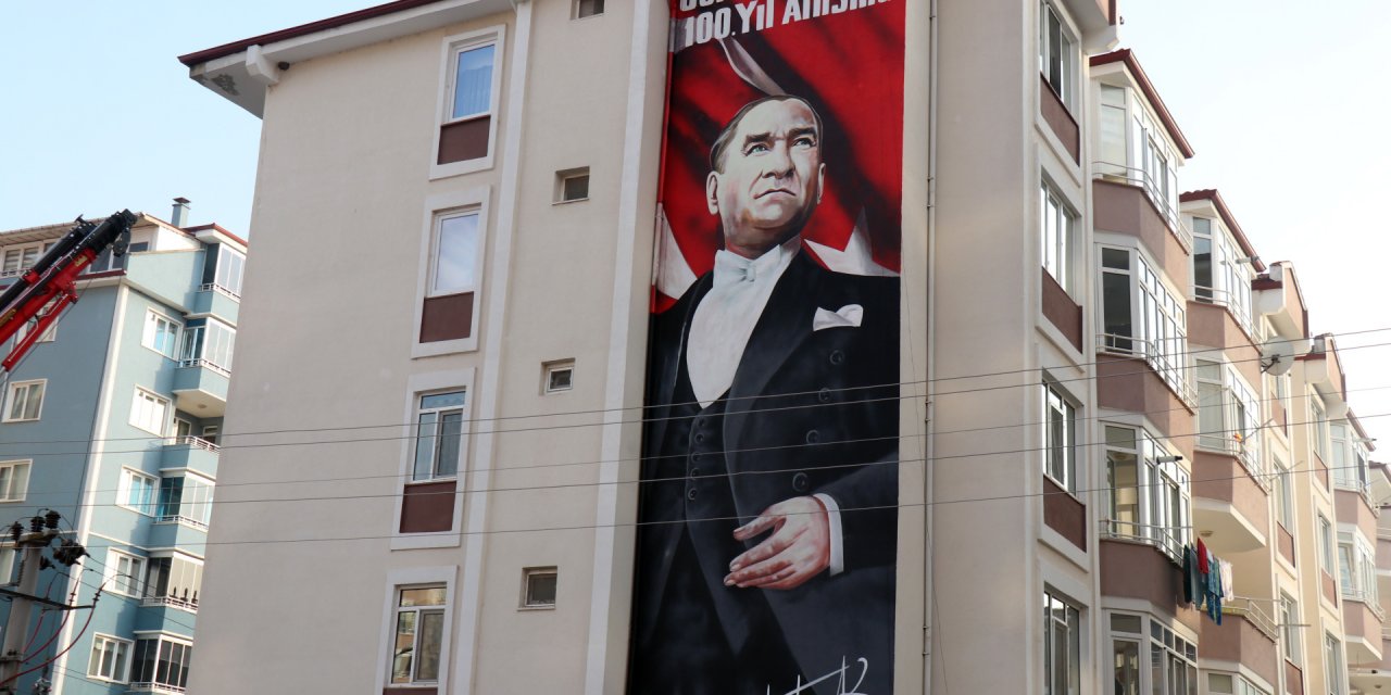 Apartman Duvarına Dev Atatürk Portresi: Gözyaşlarını Tutamadılar