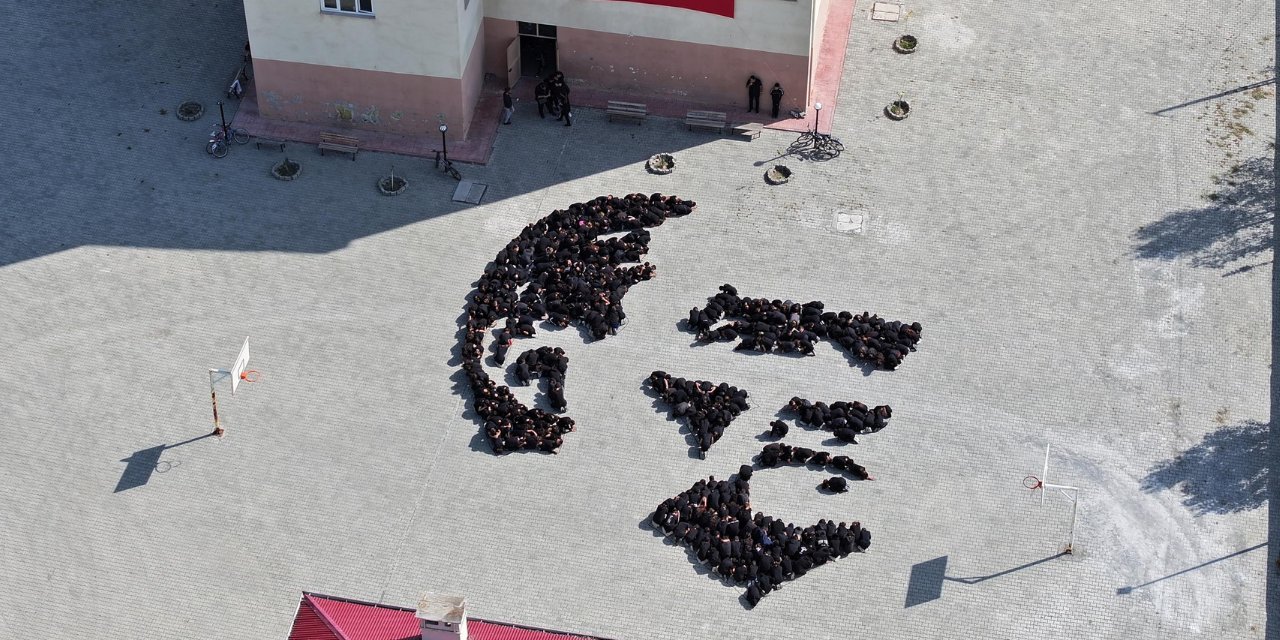400 Öğrenciden Atatürk Silüeti