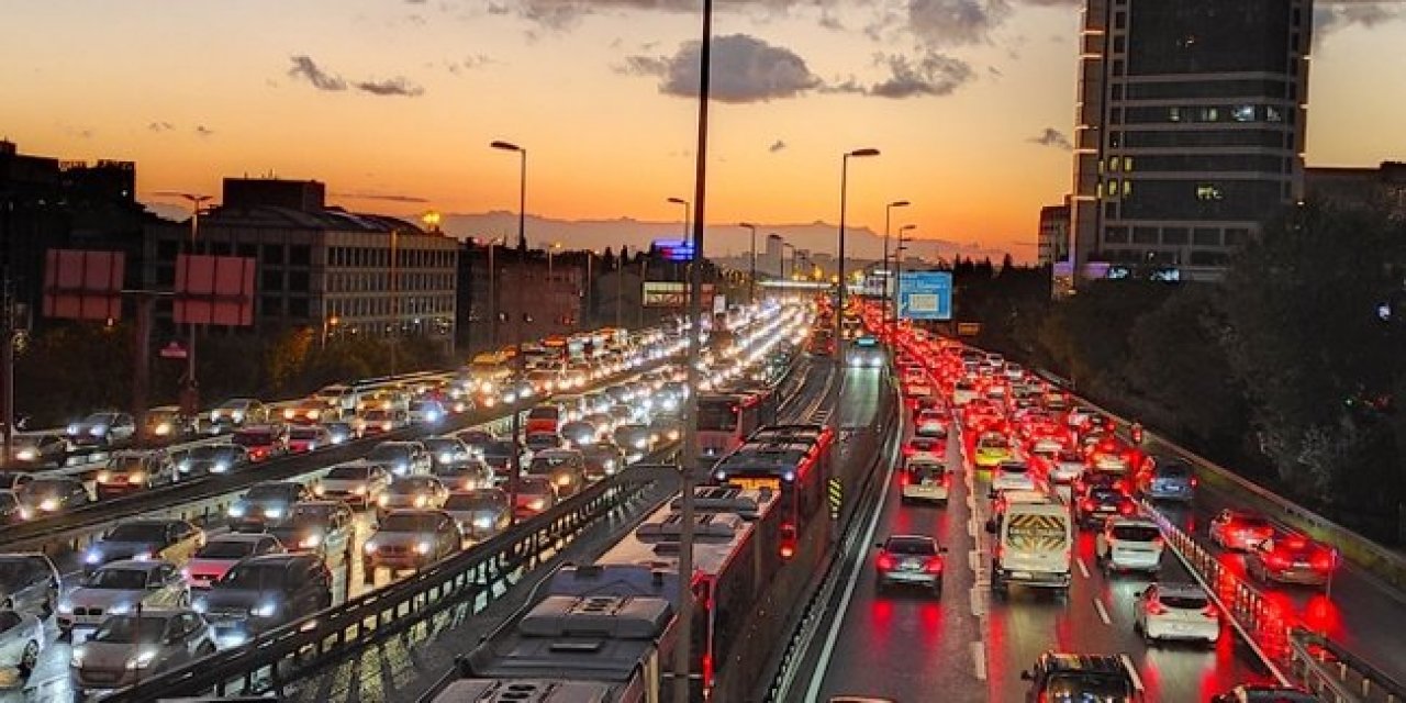 İstanbul Kilitlendi! Trafik Durma Noktasına Geldi
