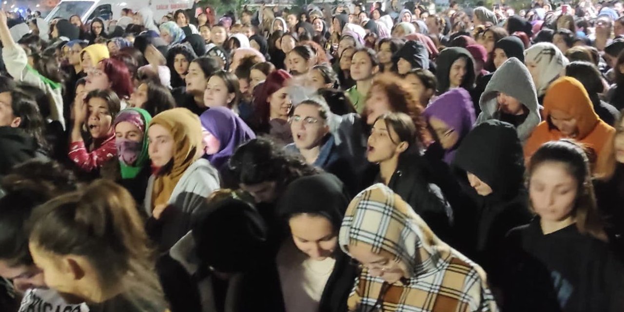 Sivas'ta, KYK yurdunda İkinci Bir Asansör Faciasından Dönüldü! Binlerce Öğrenci Protesto Etti