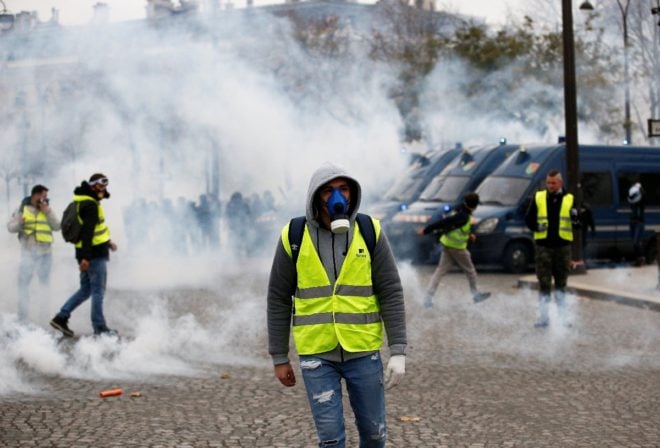 Paris’te tansiyon düşmüyor: Sokaklar yine toz duman!