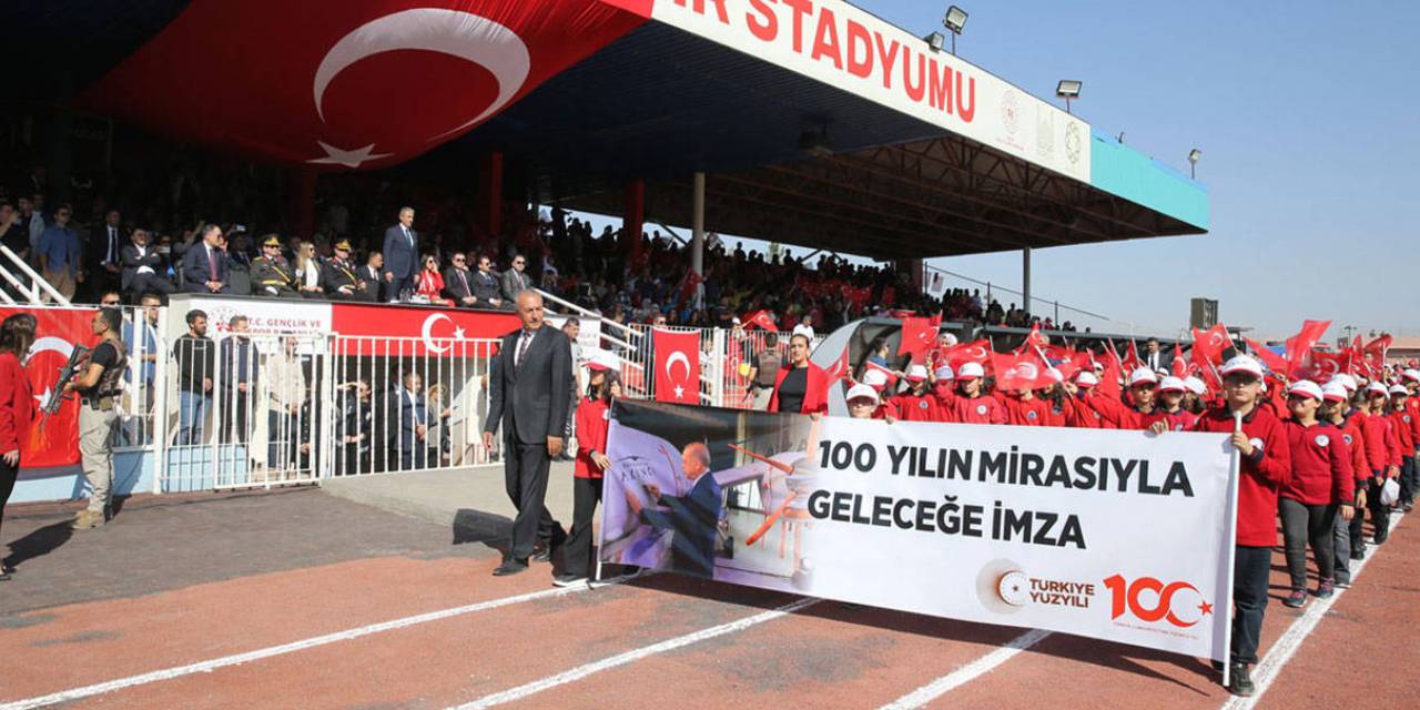 Mardin'de 29 Ekim töreninde öğrencilere Erdoğan pankartı taşıtıldı