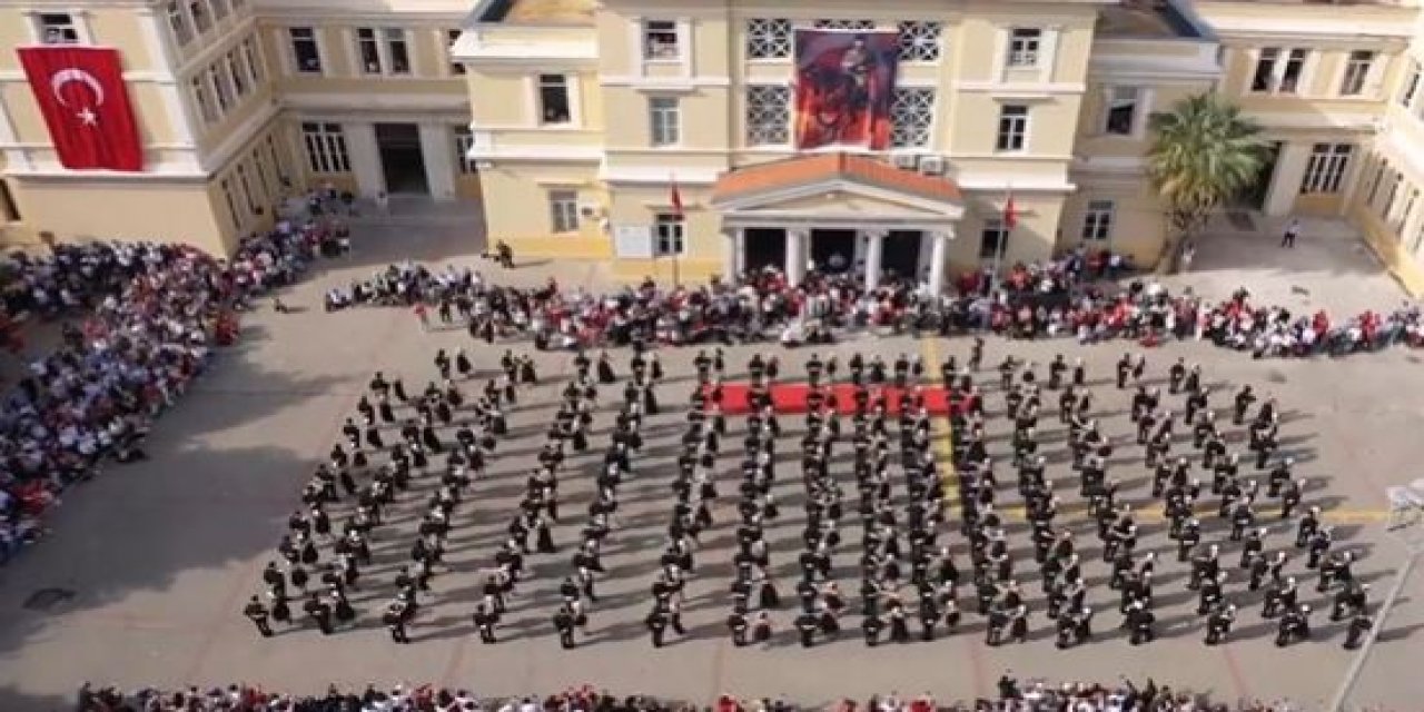 Lise Öğrencilerinden Cumhuriyet’in 100. Yılında Vals Gösterisi