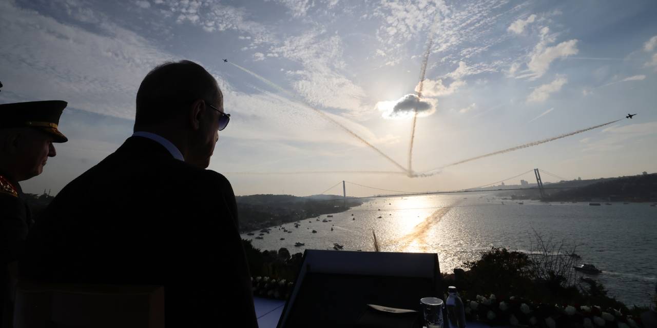 Cumhurbaşkanı Erdoğan, Boğaz'da askeri gemileri selamladı... Bulunduğu yer dikkat çekti