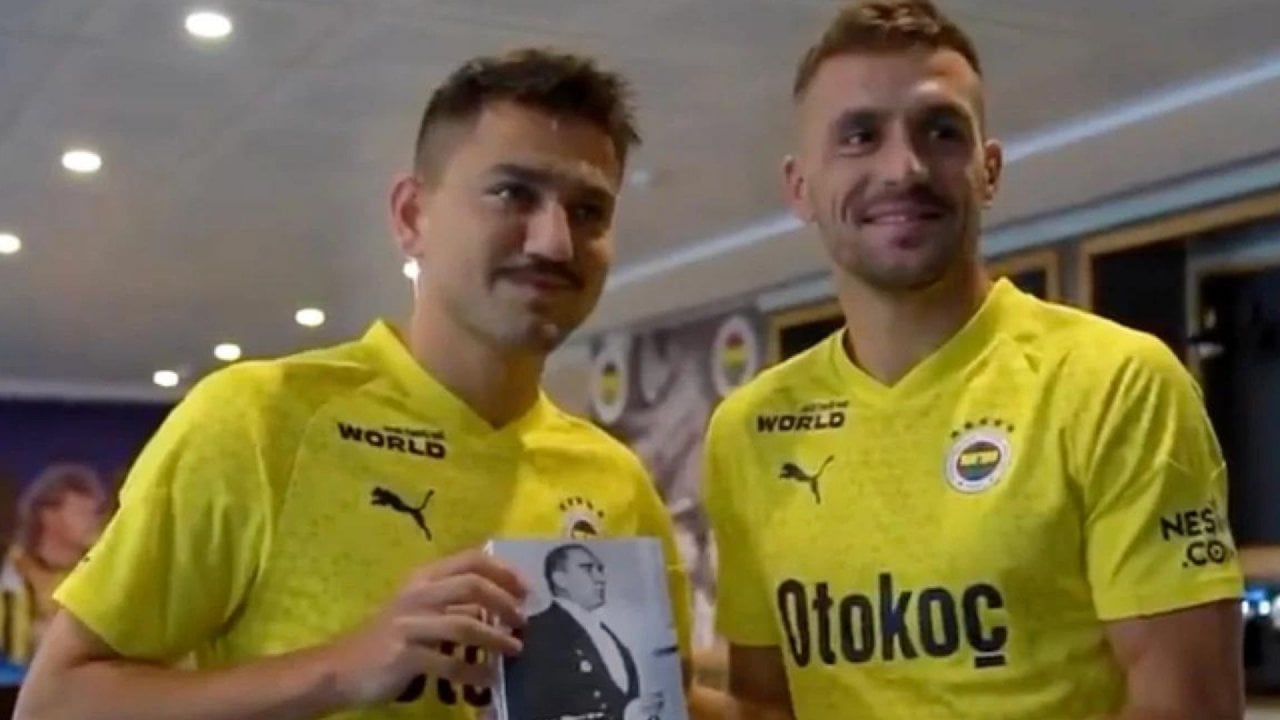 Fenerbahçeli Cengiz Ünder, takım arkadaşlarına 'Nutuk' hediye etti