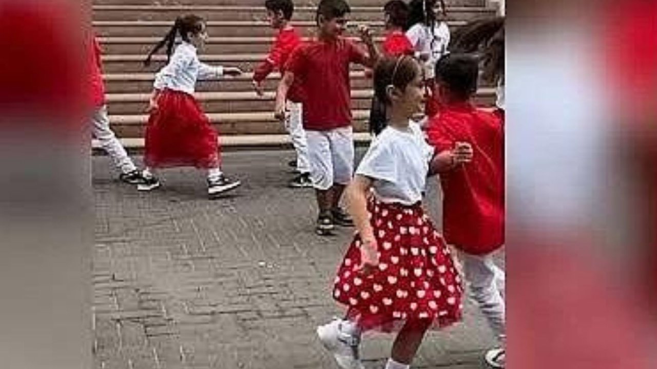 Sosyal medya bu videoyla duygulandı; öğretmenden öğrencisine unutamayacağı Cumhuriyet dansı...
