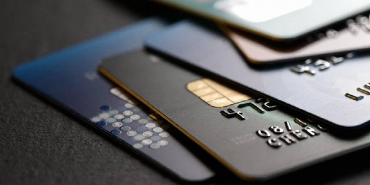 Kredi kartına yeni düzenleme vatandaşı nasıl etkileyecek? Uzmanlar uyarıyor: 'Krizi derinleştirir'