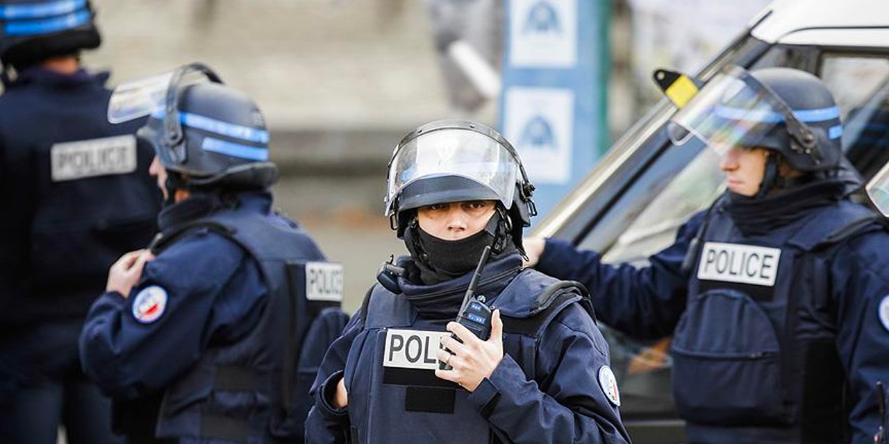 Polis 'Allahu Ekber' Diye Bağıran Kadını Vurdu!