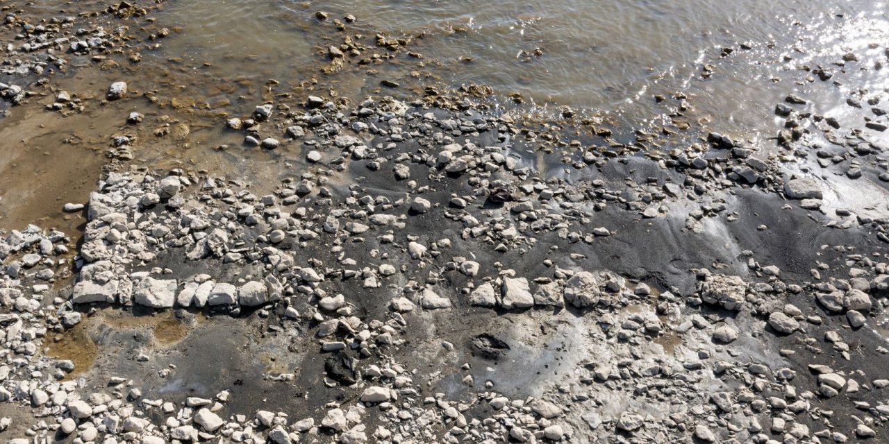 Sular Çekildikçe Ortaya Çıkıyor! Van Gölü'nde Gizemli Kalıntılar