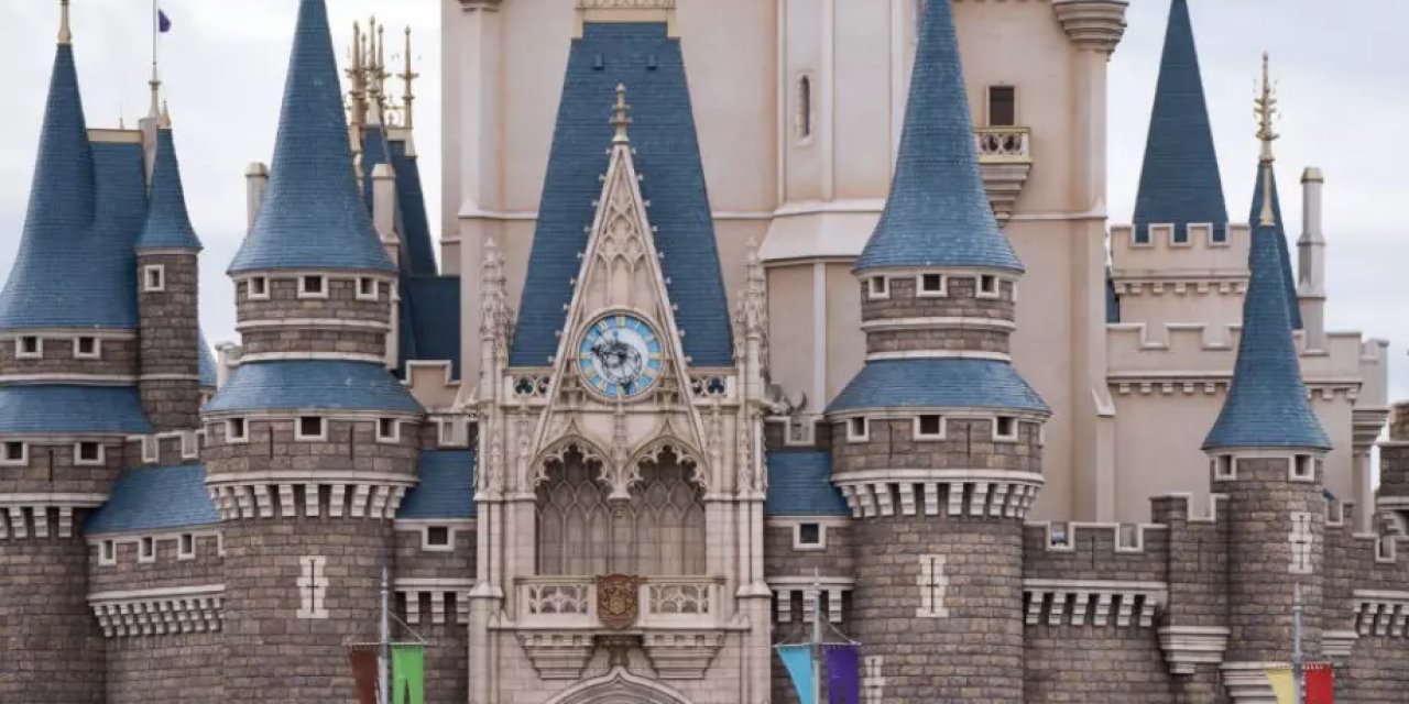 Dünyanın en iyi patronu 1200 çalışanını ve ailelerini 3 gün boyunca Japonya'daki Disney World'e götürdü
