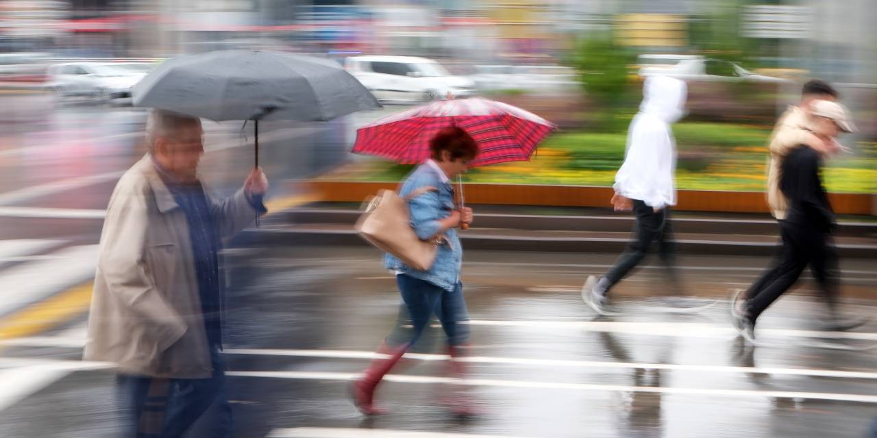 İstanbul'da Yağış Kaç Gün Sürecek? Hafta Sonu Plan Yapanlar Dikkat!