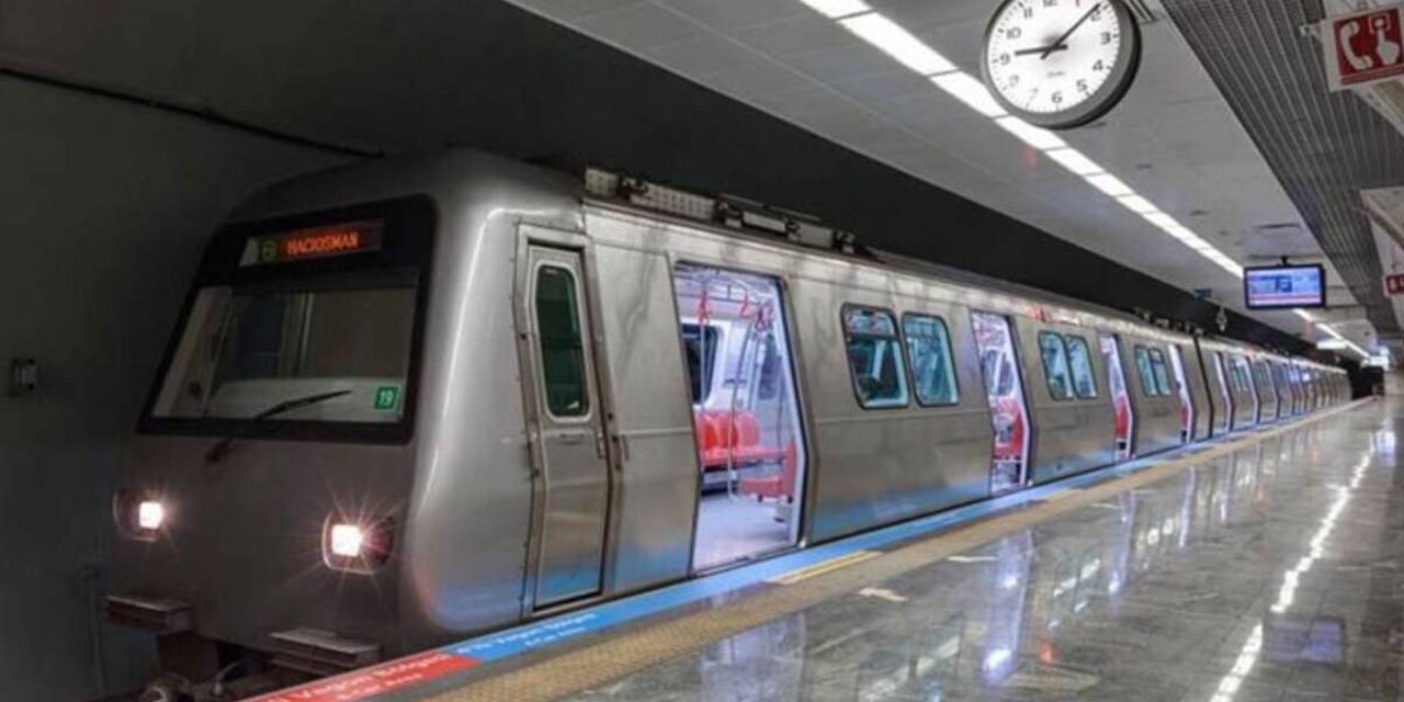 Metroda Yolcular Mahsur Kaldı