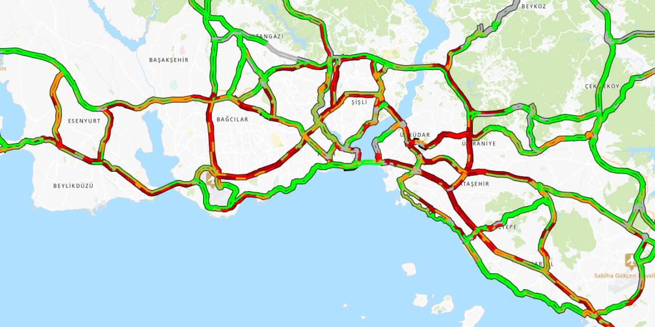 İstanbul'a yağmur yağdı, trafik kilitlendi