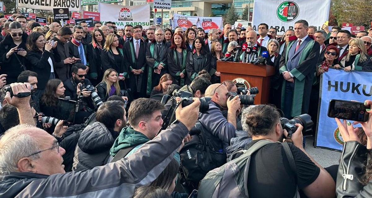 Avukatlar Ellerinde Anayasa, Sırtlarında Cübbeleriyle Yürüyor