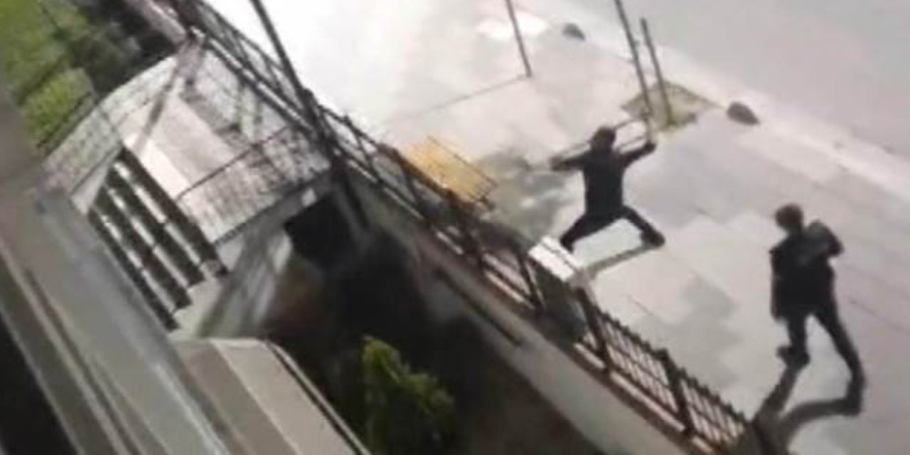 Dehşet Anları: Pala İle Yoldaki İnsanlara Saldırdı!