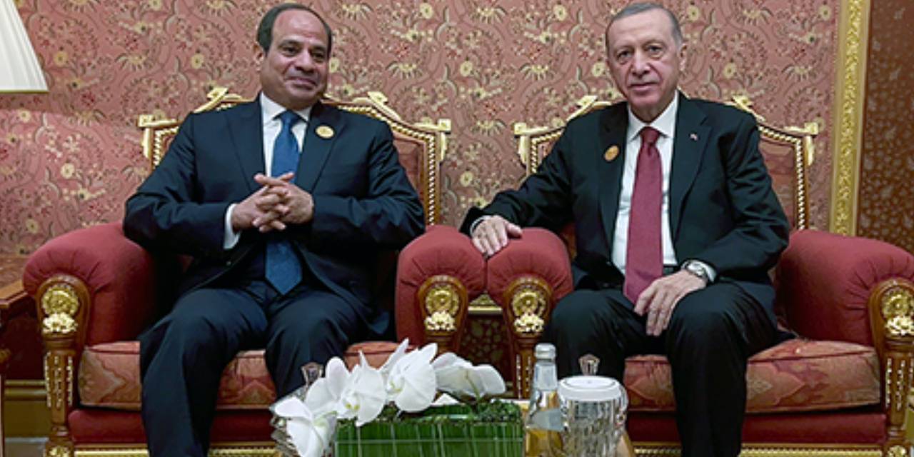 Erdoğan'dan 'katil' ve 'darbeci' dediği Sisi'ye bu kez övgü